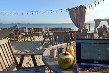 旅行記事だけで海外生活を成功させる仕事術！報酬も解説