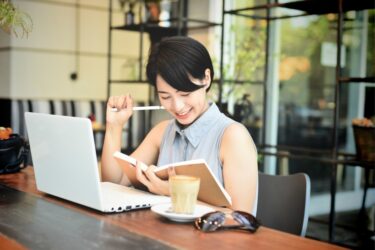 副業ライターから本業に転向。現実的かつ最短の流れをステップ別に解説！